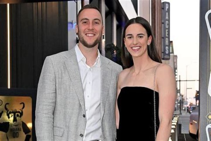 Does Leo Suter Have Partner Or Girlfriend? Gay Sexuality Details